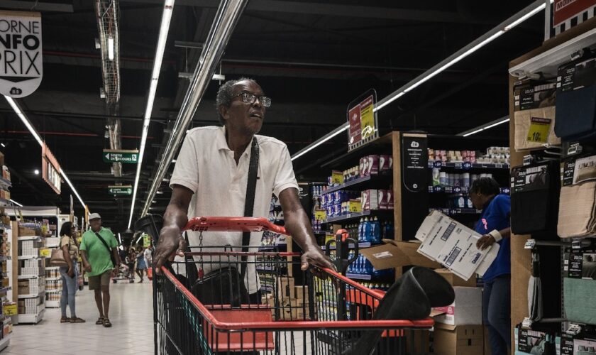 Des clients font leurs courses dans un supermarché de Fort-de-France, en Martinique, le 14 octobre 2024