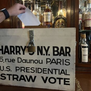 Au Harry’s bar de Paris, Kamala Harris devance Donald Trump… de 5 voix