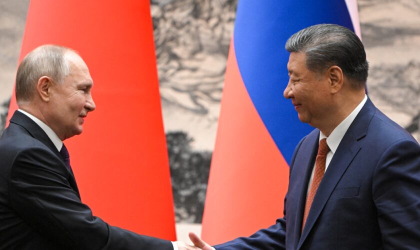 le président russe Vladimir Poutine et le président chinois Xi Jinping se serrent la main lors d'une cérémonie de signature à l'issue de leurs entretiens à Pékin, le 16 mai 2024.