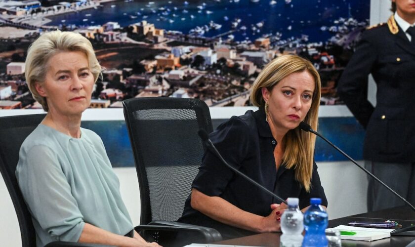 La présidente de la Commission européenne Ursula von der Leyen (à gauche) et la Première ministre Giorgia Meloni (à droite) ont présenté une conférence de presse commune sur l'île italienne de Lampedusa, dimanche 17 septembre 2023.