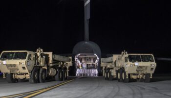 Photo fournie par l'armée américaine montrant l'arrivée en Corée du Sud de composants du système antimissile américain THAAD, prise le 6 mars 2017