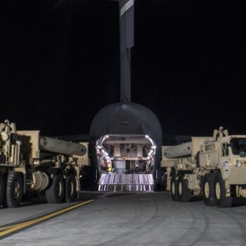 Photo fournie par l'armée américaine montrant l'arrivée en Corée du Sud de composants du système antimissile américain THAAD, prise le 6 mars 2017