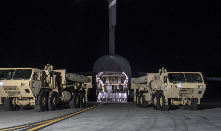 Photo fournie par l'armée américaine montrant l'arrivée en Corée du Sud de composants du système antimissile américain THAAD, prise le 6 mars 2017