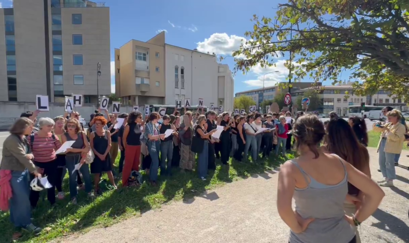 Procès de Mazan : qui est cette chorale féministe qui soutient Gisèle Pelicot depuis le début du procès ?