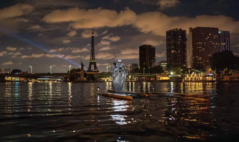 Le 21 juillet 2024, Madeg et Morgane réalisent de premiers essais sur la Seine, près du pont Mirabeau. La préfecture, observatrice à bord d’un bateau, autorise formellement le cheval à naviguer.