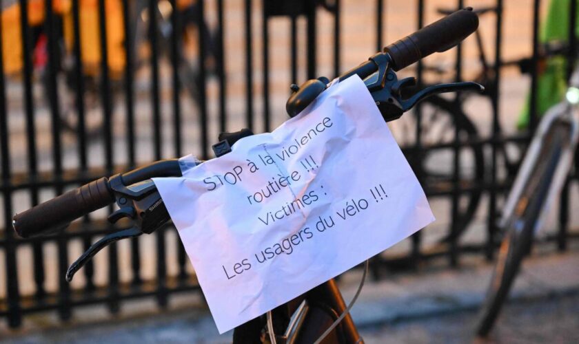 Les images de l’hommage émouvant au cycliste tué par un automobiliste à Paris