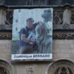 Un portrait de l'enseignant Dominique Bernard, tué dans un attentat islamiste, accroché sur la façade de la mairie d'Arras, le 19 octobre 2023 dans le Pas-de-Calais