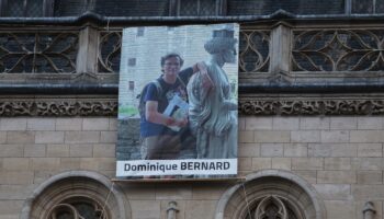 Un portrait de l'enseignant Dominique Bernard, tué dans un attentat islamiste, accroché sur la façade de la mairie d'Arras, le 19 octobre 2023 dans le Pas-de-Calais