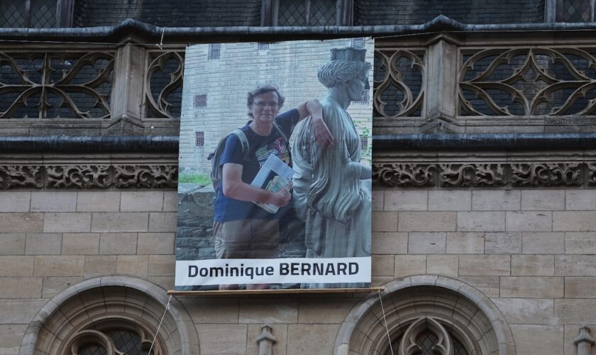 Un portrait de l'enseignant Dominique Bernard, tué dans un attentat islamiste, accroché sur la façade de la mairie d'Arras, le 19 octobre 2023 dans le Pas-de-Calais