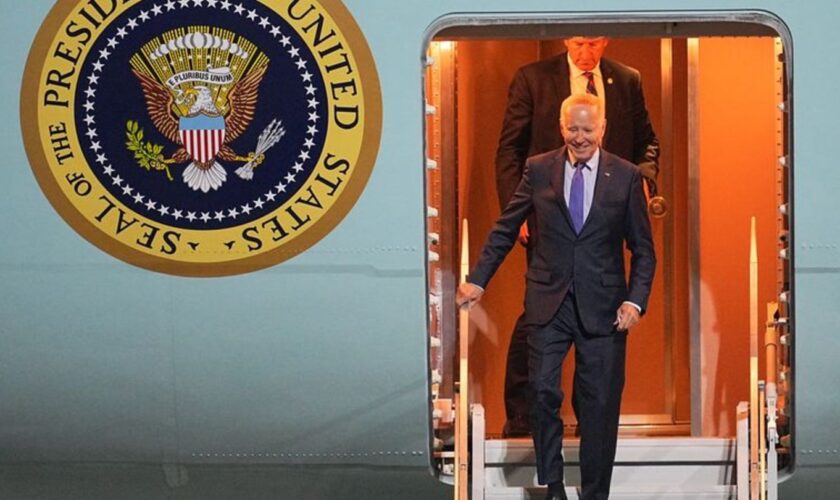 US-Präsident Joe Biden steigt am Flughafen in Berlin aus der Airforce One. Foto: Michael Kappeler/dpa