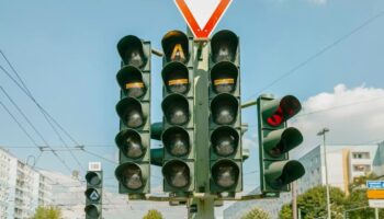 Verkehrswissen: "A"-Zeichen an der Ampel: Wissen Sie, was der Buchstabe bedeutet?