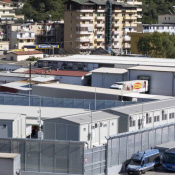 Accord migratoire entre l’Italie et l’Albanie : le transfert des premiers demandeurs d’asile invalidé par la justice