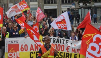 Des syndicalistes de la CGT brandissent des banderoles et des drapeaux lors d'une manifestation contre la réforme des retraites, à Rennes, le 23 mai 2023