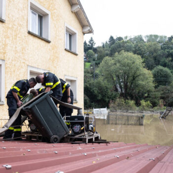 Inondations dans le centre de la France : trois blessés, un millier de personnes évacuées, ligne de train coupée… Le point sur la situation