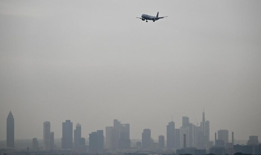 Fluggesellschaft Vistara: Indisches Flugzeug muss wegen Bombendrohung in Frankfurt notlanden