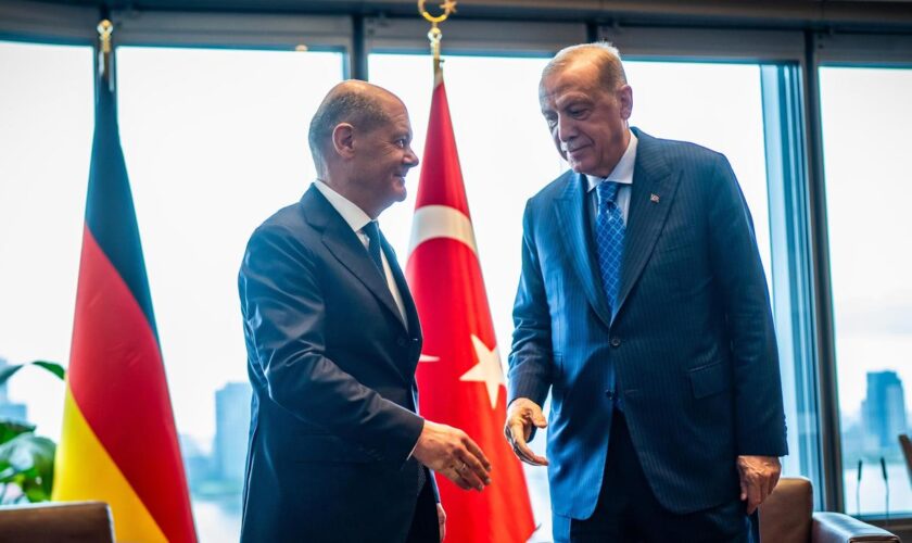 Diplomatie: Bundeskanzler Scholz reist zu Gesprächen mit Erdoğan nach Istanbul