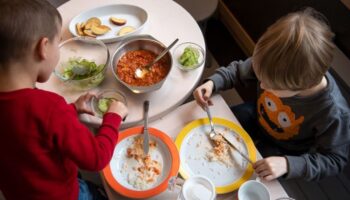 In den allermeisten Kitas in Rheinland-Pfalz gibt es ein warmes Mittagessen. (Illustrationsbild) Foto: Sina Schuldt/dpa