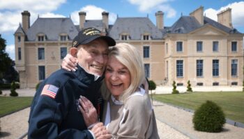 Harold Terens, vétéran américain de la Seconde Guerre mondiale âgé de 100 ans, et sa fiancée Jeanne Swerlin, âgée de 96 ans, posent devant leur logement, le château de Villers-Bocage, en France, le 5 juin 2024