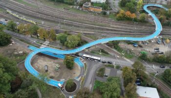 Über 365 Meter lang: 16 Millionen Euro: Radbrücke mit Heizfunktion in Tübingen eröffnet