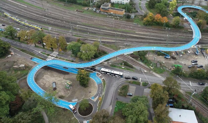 Über 365 Meter lang: 16 Millionen Euro: Radbrücke mit Heizfunktion in Tübingen eröffnet