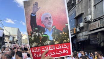 Des gens, tenant des banderoles et des drapeaux palestiniens, se rassemblent pour protester contre les attaques israéliennes sur Gaza et l'assassinat du chef du Bureau politique du Hamas, Yahya Sinwar, à Amman, en Jordanie, le 18 octobre 2024.