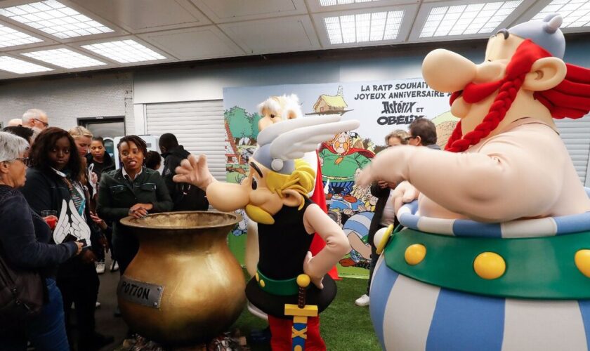 Dans une station du métro parisien à l'occasion du 60ème anniversaire de la création d'Astérix, le 9 octobre 2019