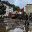 Un habitant traverse une rue inondée d'Annonay, en Ardèche, le 17 octobre 2024