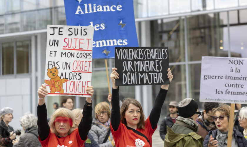 Violences sexuelles : des manifestations devant les tribunaux en France contre la "culture du viol"