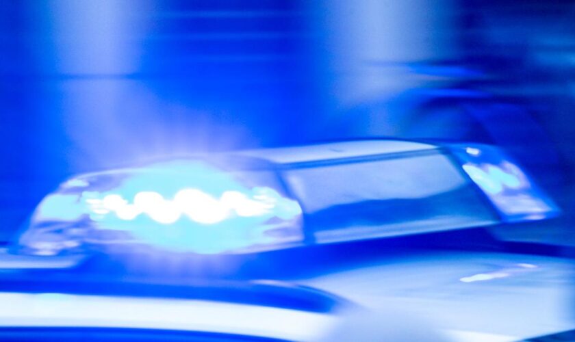 Mann greift vier Menschen am Straßenrand mit Messer an