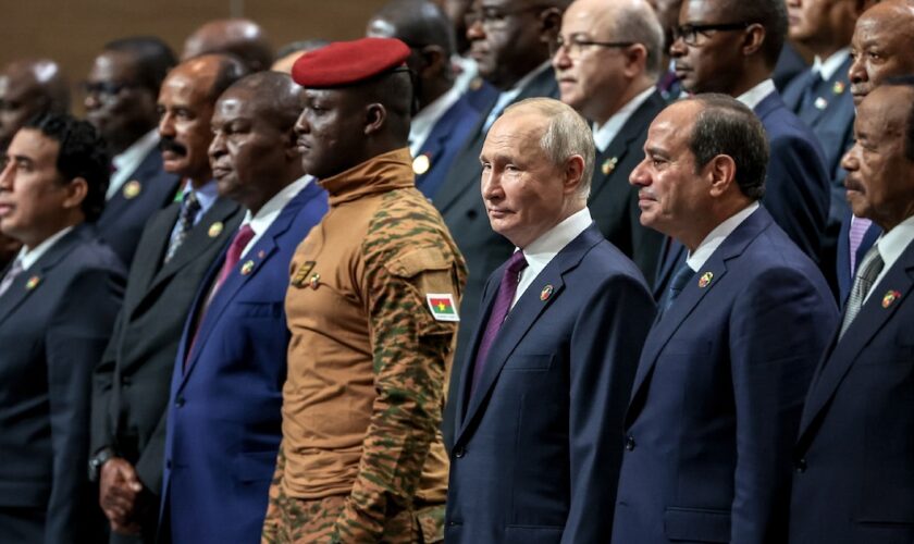 Le président russe Vladimir Poutine entouré de dirigeants africains au sommet Russie-Afrique de Saint-Pétersbourg le 28 juillet 2023