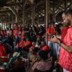 Martinique : des milliers de manifestants contre la vie chère, vêtus de rouge, poursuivent le mouvement