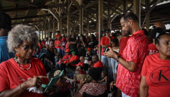 Martinique : des milliers de manifestants contre la vie chère, vêtus de rouge, poursuivent le mouvement