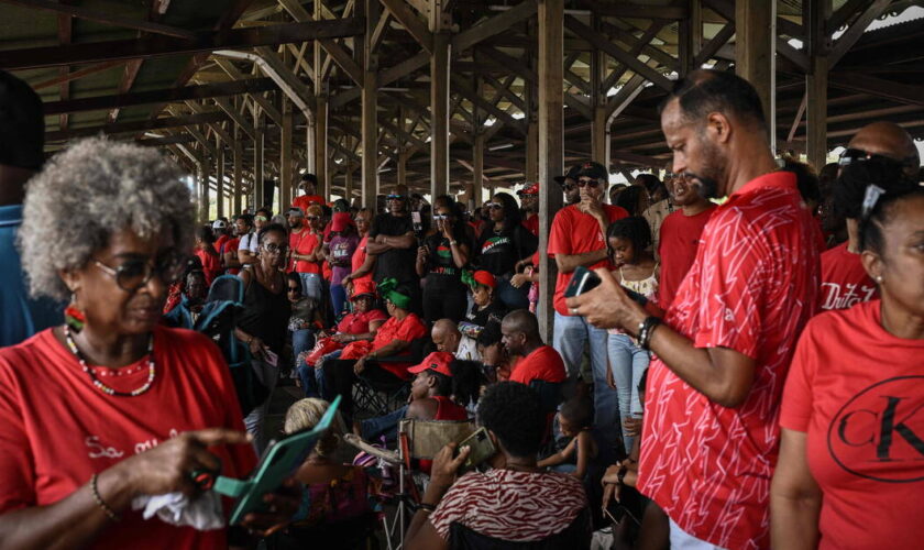 Martinique : des milliers de manifestants contre la vie chère, vêtus de rouge, poursuivent le mouvement