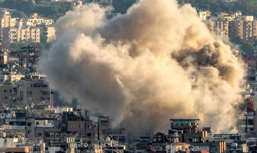 Un nuage de fumée s'élève de la banlieue sud de Beyrouth, un fief du Hezbollah, après un bombardement israélien, le 19 octobre 2024