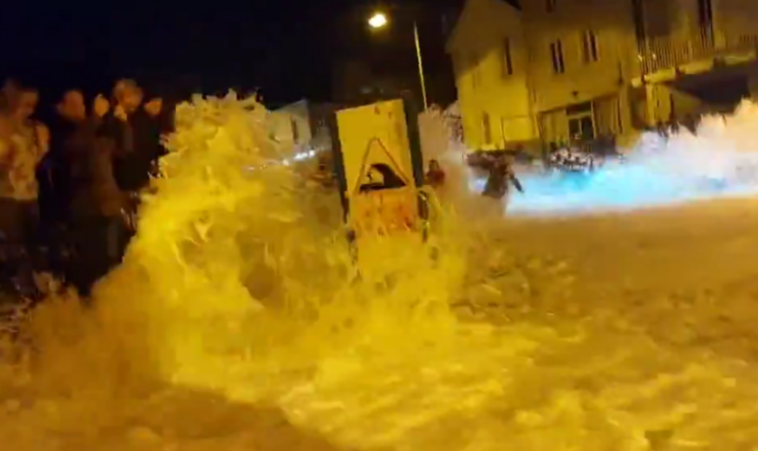 À Saint-Malo, les images impressionnantes de vagues géants balayant des passant sur la chaussée