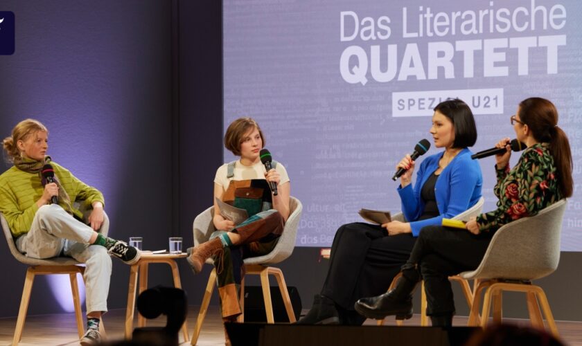 Warum so selten? Zur Buchmesse empfängt Thea Dorn drei Schülerinnen im „Literarischen Quartett“