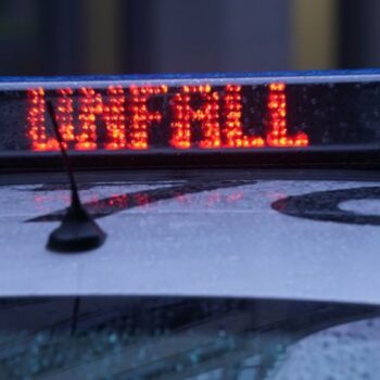 Nach einem Unfall auf der Landesstraße zwischen Steinau und Schlüchtern-Niederzell sucht die Polizei nach Zeugen (Symbolbild). F