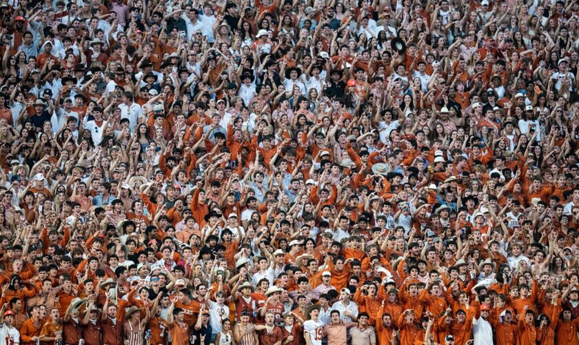 Texas fans launch beer cans, other debris onto field after questionable call