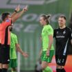 Werder Bremen gewinnt beim VfL Wolfsburg, Patrick Wimmer sieht die Rote Karte