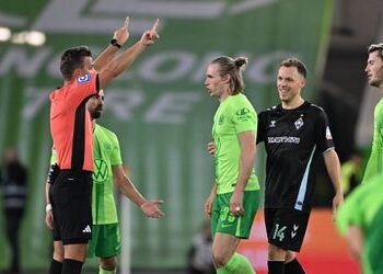 Werder Bremen gewinnt beim VfL Wolfsburg, Patrick Wimmer sieht die Rote Karte