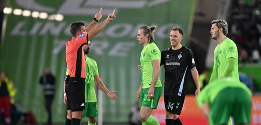 Werder Bremen gewinnt beim VfL Wolfsburg, Patrick Wimmer sieht die Rote Karte