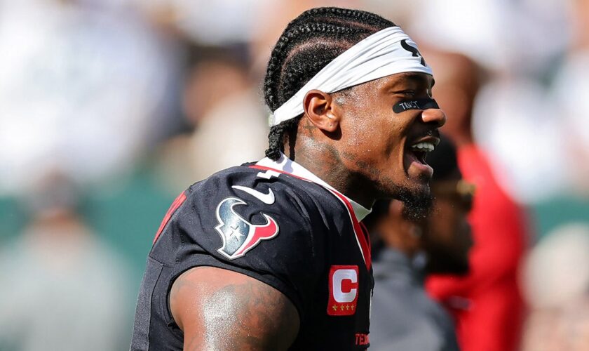 Texans' Stefon Diggs held back from numerous Packers during pregame warmups