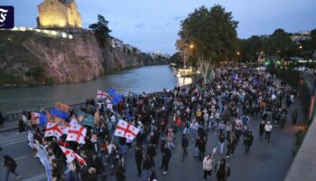 Vor Wahlen: Zehntausende bei pro-europäischer Demonstration in Georgien