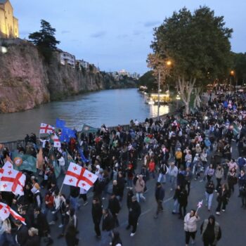 Vor Wahlen: Zehntausende bei pro-europäischer Demonstration in Georgien