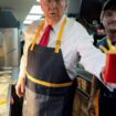 Schick in Schürze: Trump hat sein Jackett gegen die Arbeitskleidung bei McDonald's eingetauscht. Foto: Doug Mills/The New York T