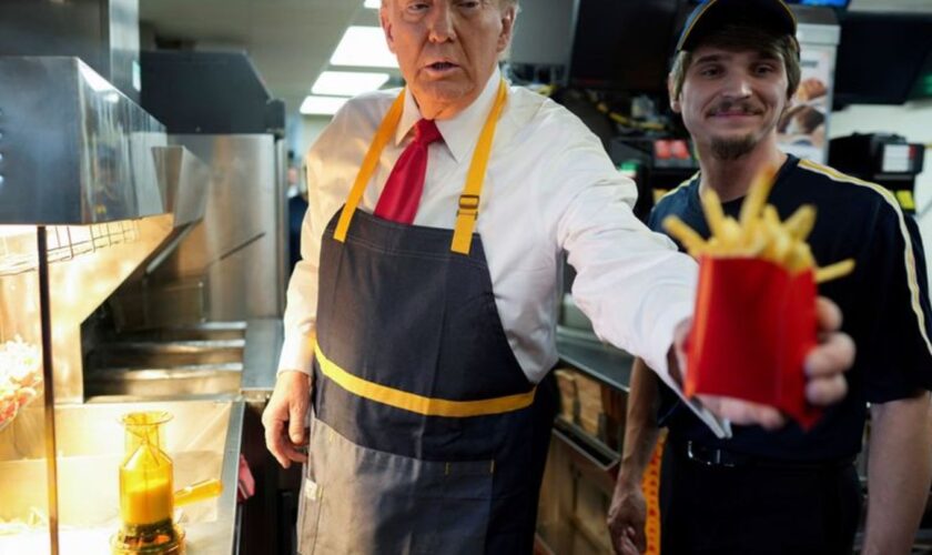 Schick in Schürze: Trump hat sein Jackett gegen die Arbeitskleidung bei McDonald's eingetauscht. Foto: Doug Mills/The New York T