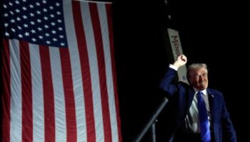 Trump fällt immer wieder mit Beleidigungen auf. (Archivbild) Foto: Evan Vucci/AP/dpa