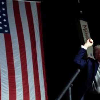 Trump fällt immer wieder mit Beleidigungen auf. (Archivbild) Foto: Evan Vucci/AP/dpa