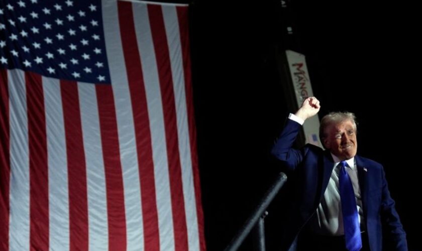 Trump fällt immer wieder mit Beleidigungen auf. (Archivbild) Foto: Evan Vucci/AP/dpa