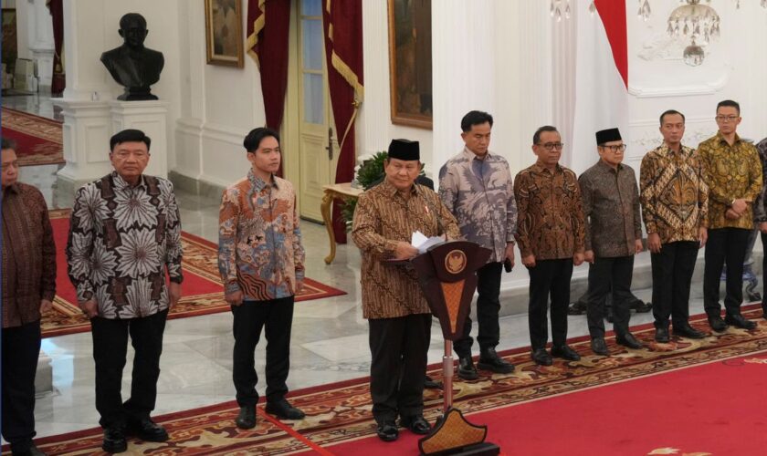 New President Subianto swears in Indonesia's largest Cabinet since 1966, with 109 members